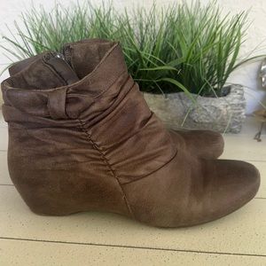 size 9 Baretraps brown ankle boots